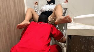 Cewek Magang Dipake Sama Boss Dikamar Mandi Umum