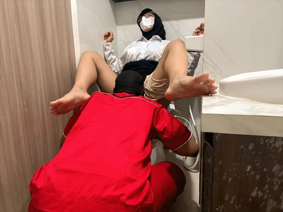 Cewek Magang Dipake Sama Boss Dikamar Mandi Umum