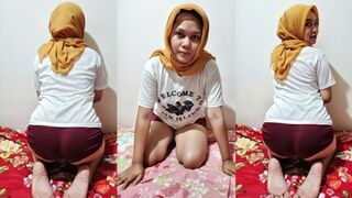 Ngentot cewek cantik jilbab muslimah tanpa kondom. Dia tak mau lepas hijab saat ngentot-Evesyantika