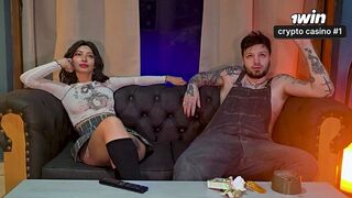 Deberiamos estar haciendo esto? Su verga estaba fuera de sus pantalones! Meg Vicious & Bob