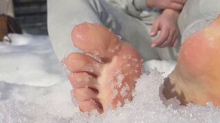 Feet pressed snow-snow shouts under toes
