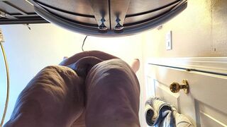 Pussy viewed from underneath a MILF while she get ready