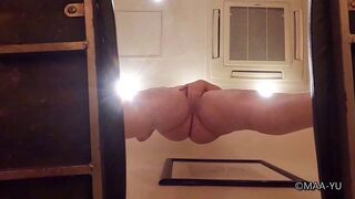 【ガニ股で立ちオナニー】イスに跨りガニ股でアナルも弄る　下アングル