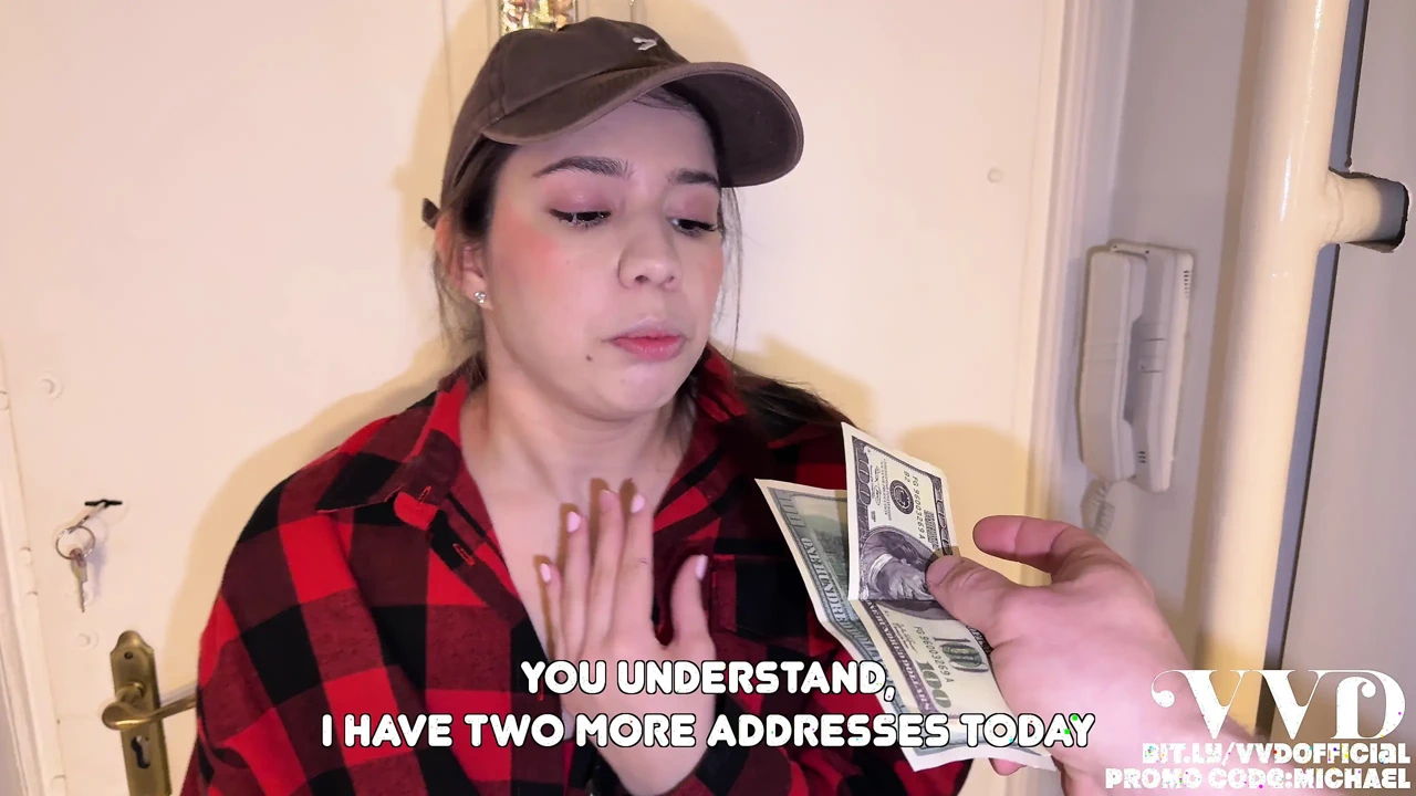 Delivery girl agreed to test my dick with her cunt