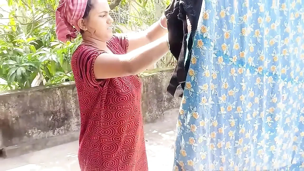 Ammi Threesome Hardcore Round housewife hot Desi video Bengali audio