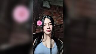 Colombian influencer masturbates for her fans