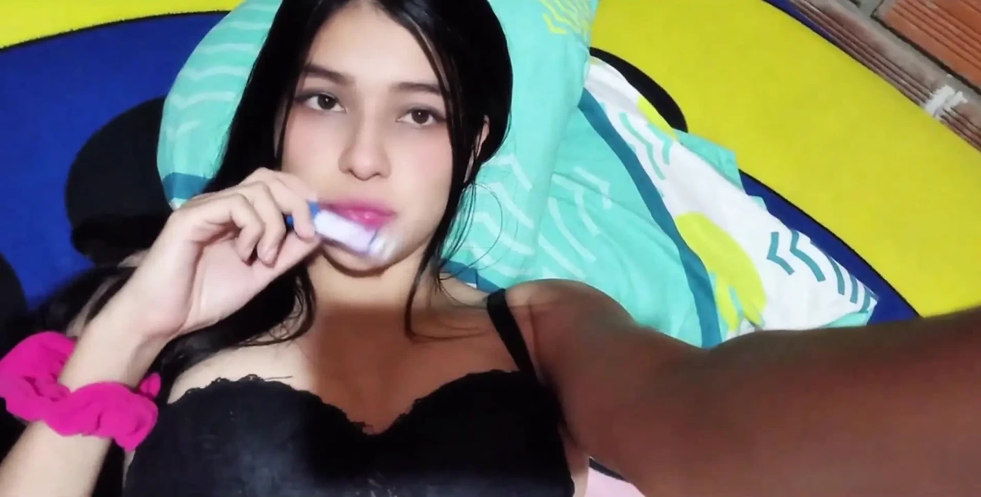 Porn Actress Yuliethgomez Shows Her Stuff (real Homemade