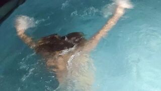 Mermaid gave a blowjob underwater and spread her wet pussy
