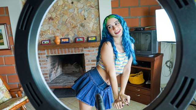 Sucking the Delivery Guy's Big Cock Will Make Her Viral ~ Free Full Scene