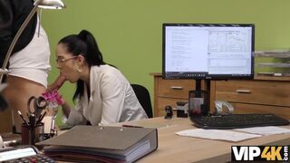 VIP4K. Hot Elis with glasses gives pussy for drilling