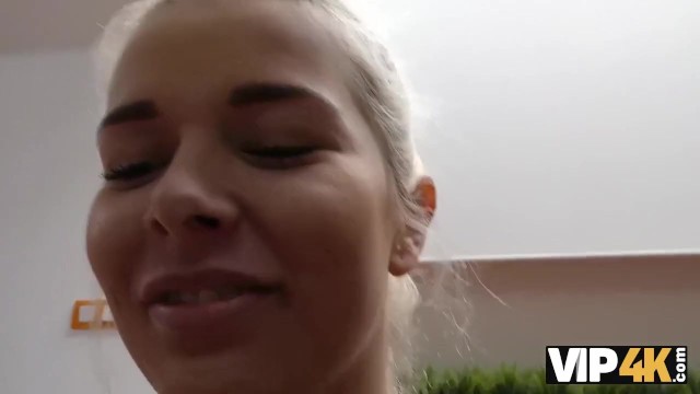 VIP4k. Blonde stops fighting with BF because stranger gives money