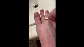 Stepmom's Frantic feet cleaning ignites raw pleasure