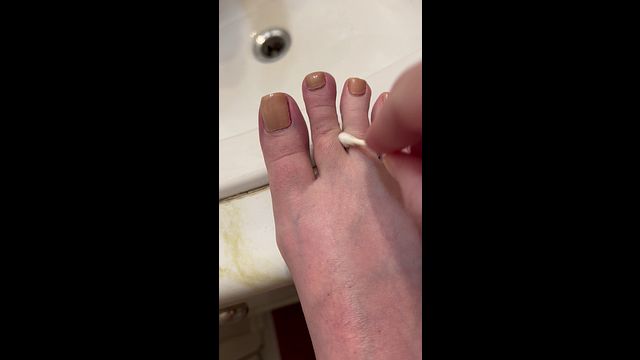 Stepmom's Frantic feet cleaning ignites raw pleasure