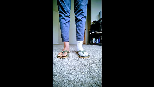 Your a foot cuck