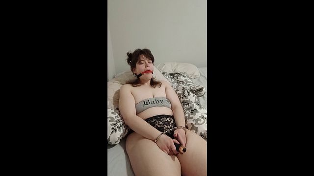 Girl cumming from playing with herself + toys