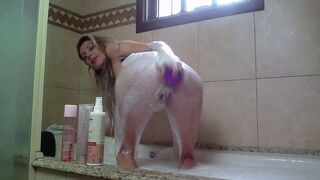 In the bathtub I put various objects and sex toys in my ass