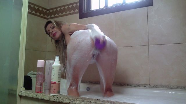 In the bathtub I put various objects and sex toys in my ass