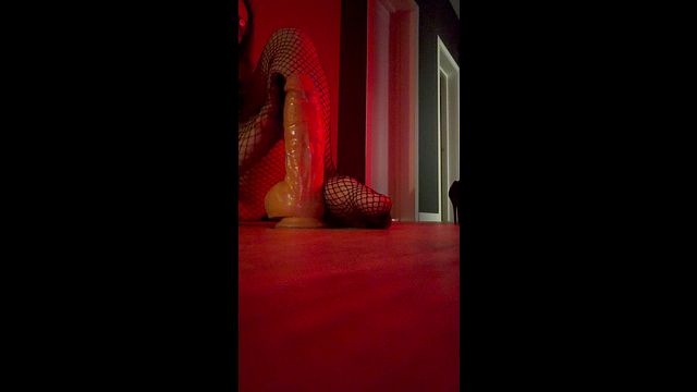 BUNNY_HU SLIDES DEEP PUSSY GRIP