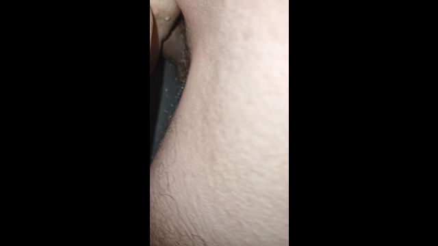 Ik pijp mijn vriend. Hij spuit daarna heerlijk mijn vruchtbare kut vol met sperma. Creampie