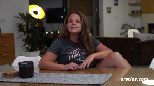 Lea opens her legs to the Ersties community