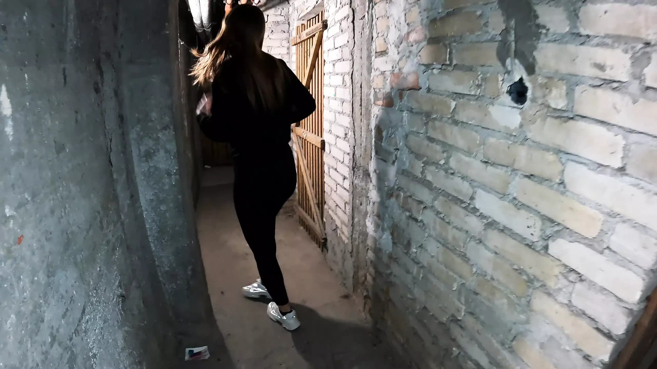 18 Year Old Girlfriend Afraid To Fuck In The Entrance And Was Fucked In The Basement Of The House