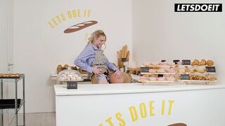 Lesbian Scissoring With a Curvy Blonde... Ass Grabbing and Fingering to Orgasm