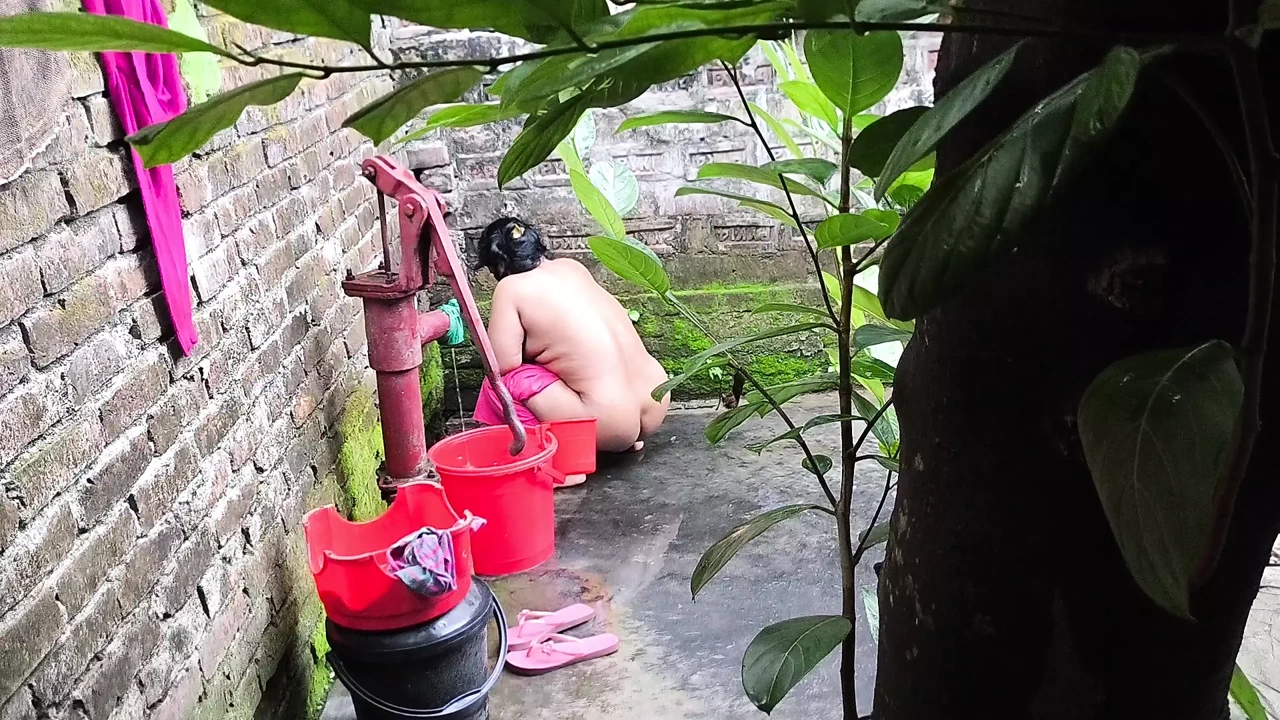 I see my aunty going to take a bath after I hugged and Fucking ass