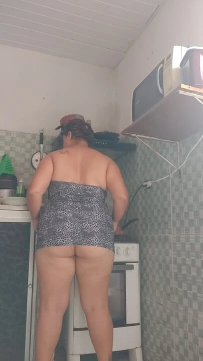 In the middle of lunch a masturbation