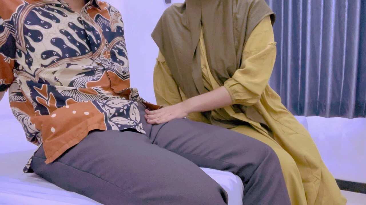 Hijab lecturer and CEO cheating at hotel bring vibrator to climax with steady swaying