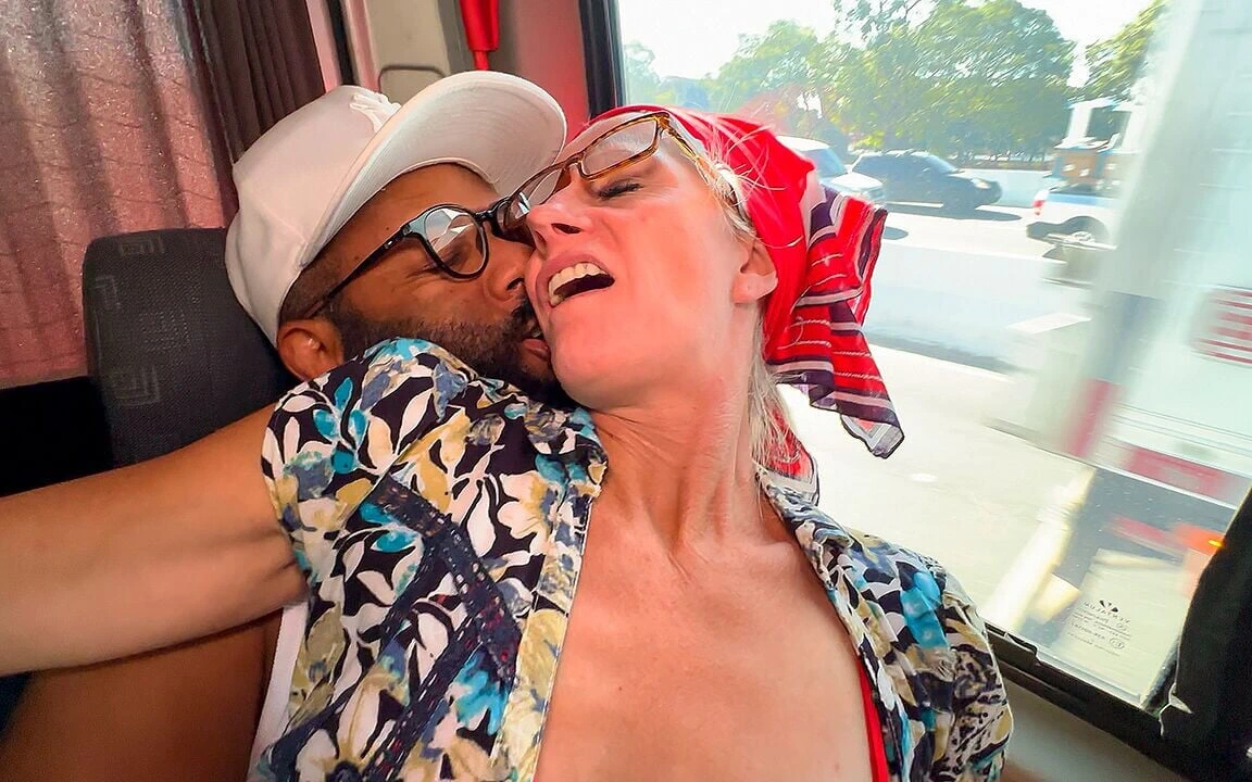 Lucky Dude Picked up an Old Lady for Rough Anal