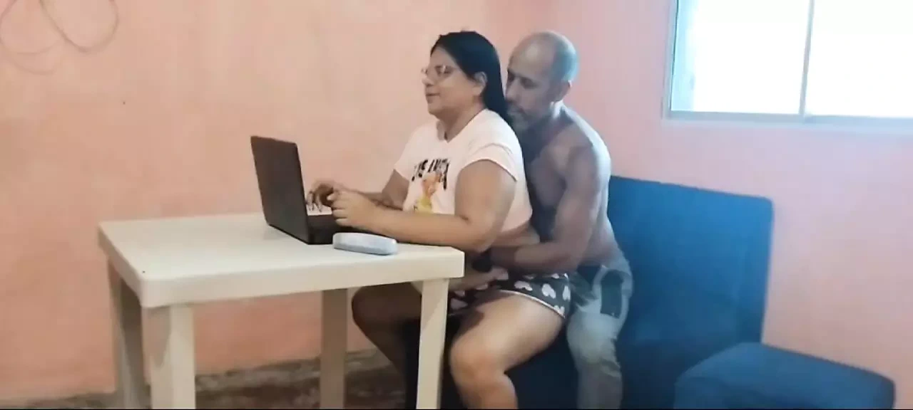 Stepfather seduces his shy stepdaughter until he fucks her pussy until he fills her with semen (I hope she doesn't get pregnant)