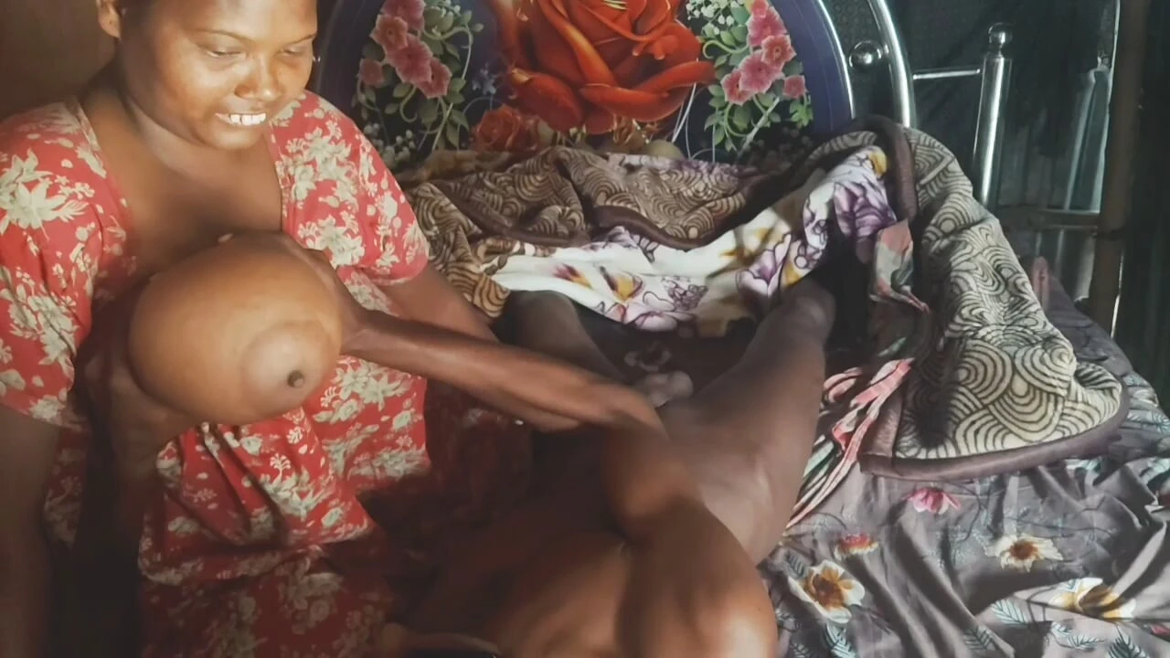 Desi housewife Tel lagakar land malish Kiya