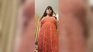 Mom changes clothes to go out without underwear