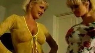 2 girls talk and wrestle - 13h12