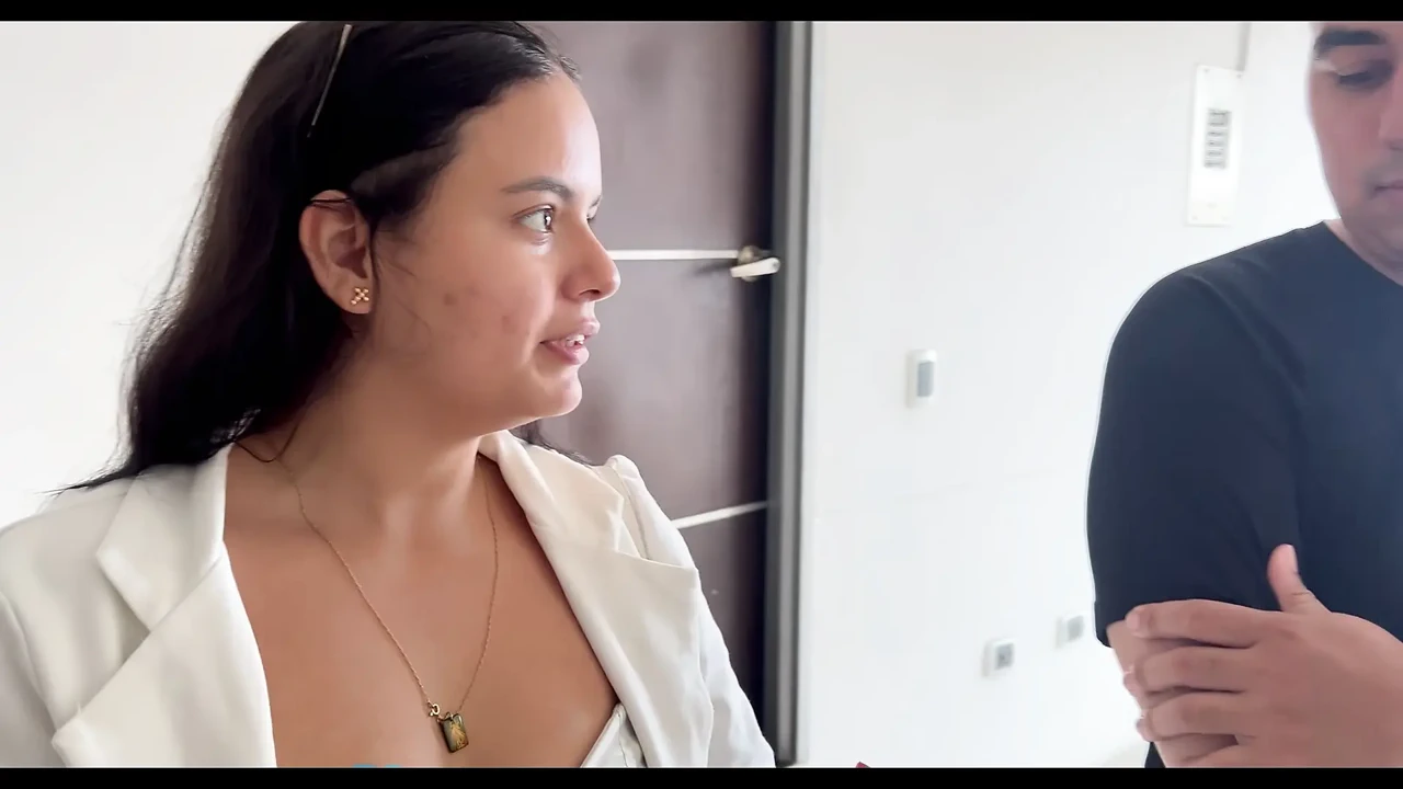 REAL ESTATE AGENT FUCKS A CLIENT WHILE SHOWING A HOUSE