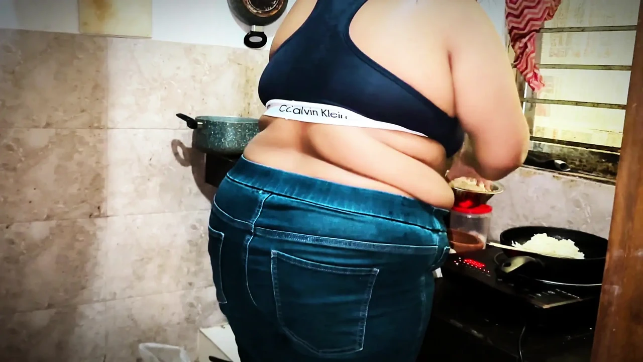 Uber Driver Girl Morning Routine Start by Cooking in Kitchen After Getting Fucked by Roommate