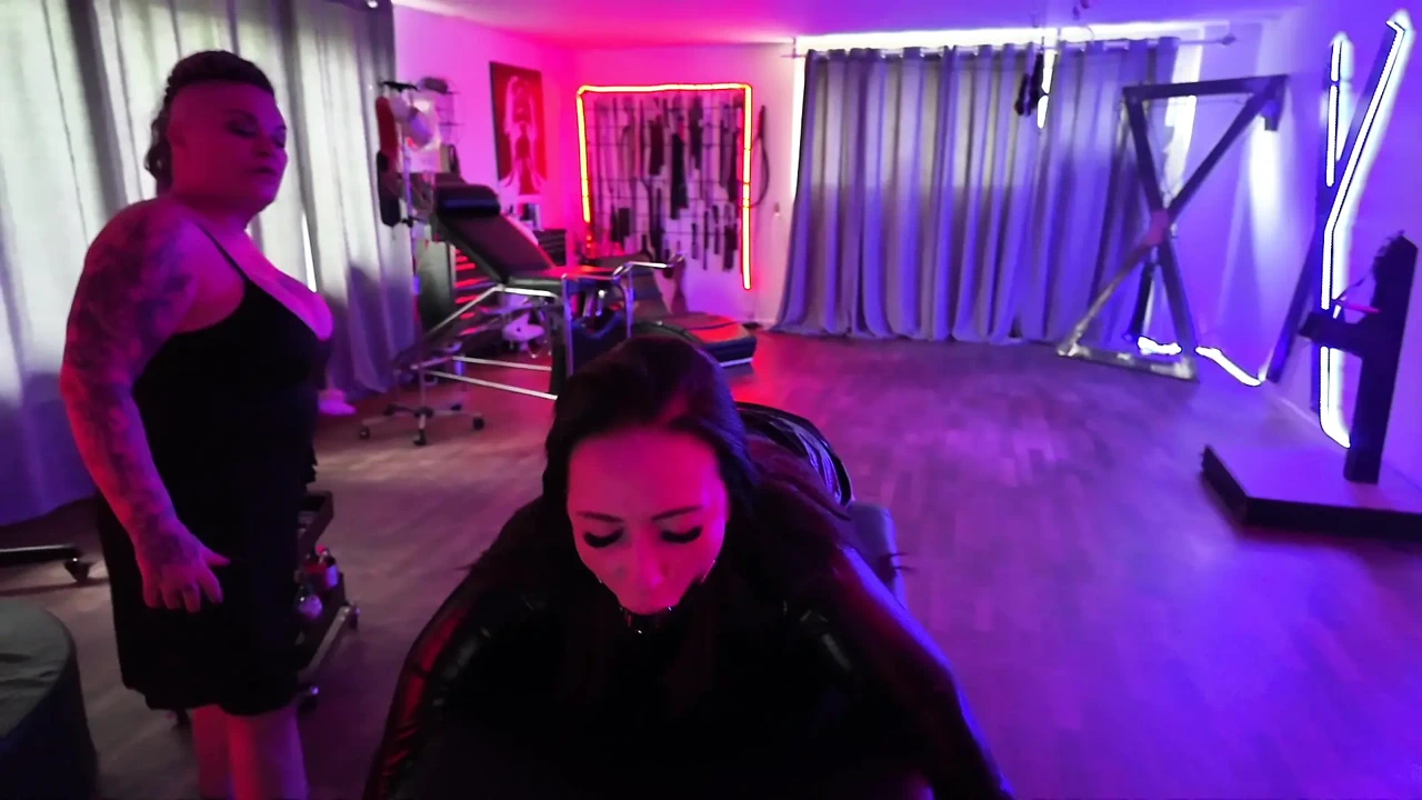 Malou Summer visit Domina Dark