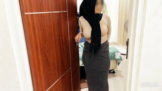 My friend's mother's plump hijab is very seductive