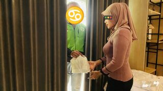 Lucky Ojol Gets Paid Order Using Narrow Pussy