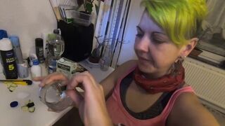 Elle drinks 11 loads of collected from a glass