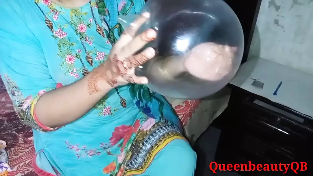 Choti didi na condom ko he balloon samaj liya or condom ka sath khalnay lagi (LITTIL STEPSISTER AND STEPBROTHER )