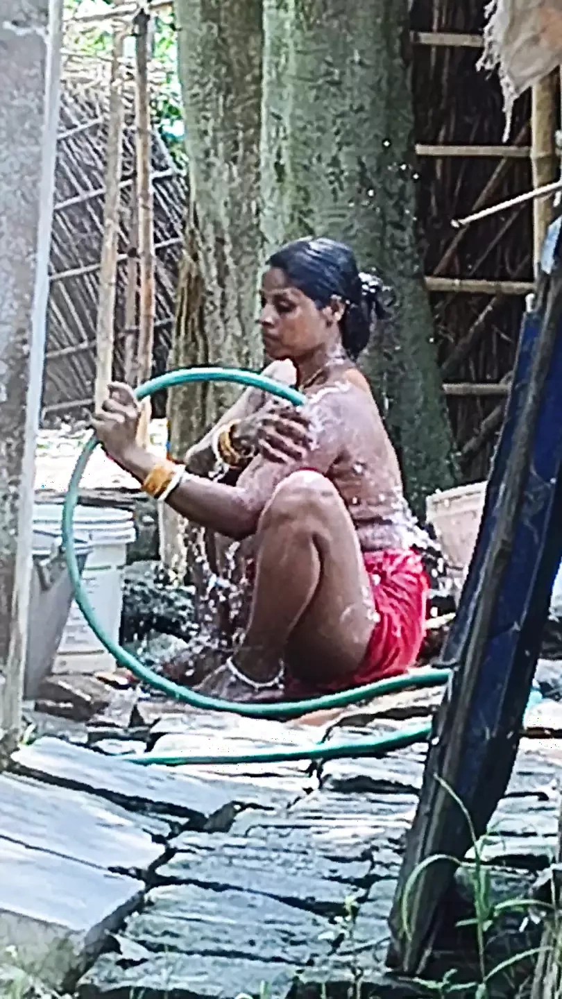 Desi sexy bhabhi bathing in outdoor