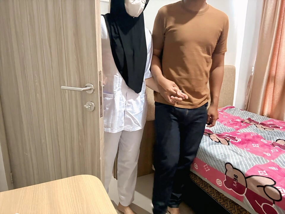 Take Nurse's Girlfriend to Stop by the Hotel After Work