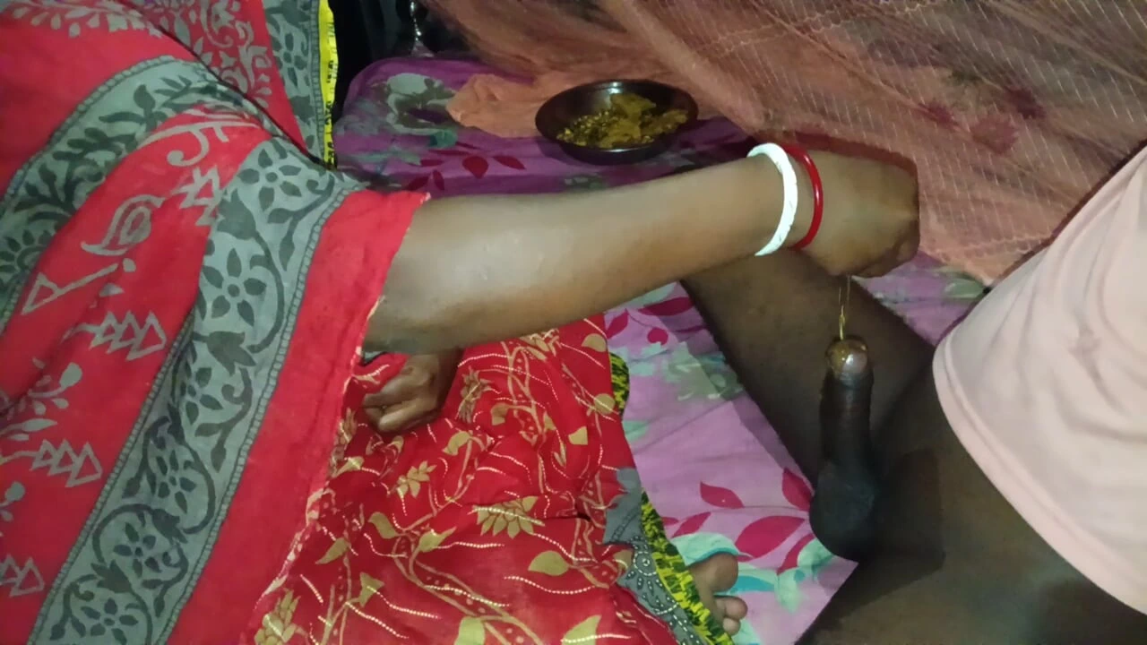 Pados ki bhabhi ne Tel lagakar gand marai